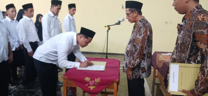 GUNA MENSUKSESAN PIKADA TAHUN 2024, PPS DESA GROGOLPENATUS MELANTIK 35 ANGGOTA KPPS 01