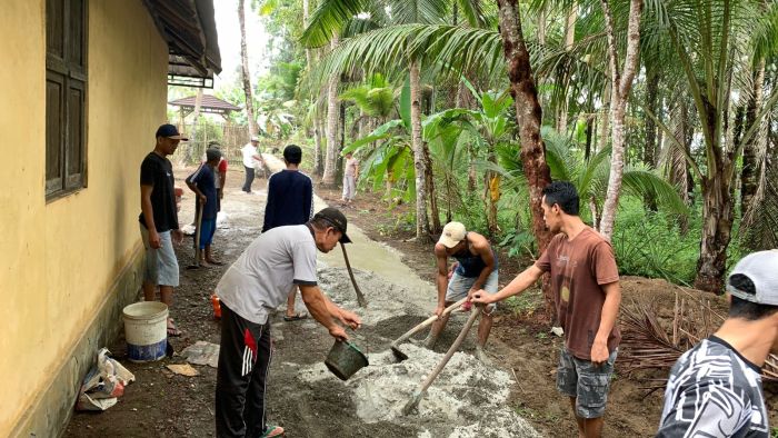 TINGKATKAN RASA GOTONG ROYONG, WARGA KERJA BHAKTI PENGECORAN JALAN SETAPAK DI TINGKAT RT 01