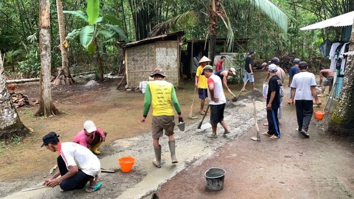 TINGKATKAN RASA GOTONG ROYONG, WARGA KERJA BHAKTI PENGECORAN JALAN SETAPAK DI TINGKAT RT 02