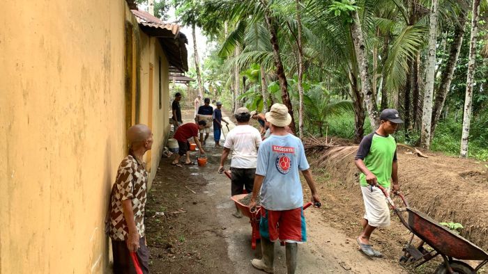 TINGKATKAN RASA GOTONG ROYONG, WARGA KERJA BHAKTI PENGECORAN JALAN SETAPAK DI TINGKAT RT