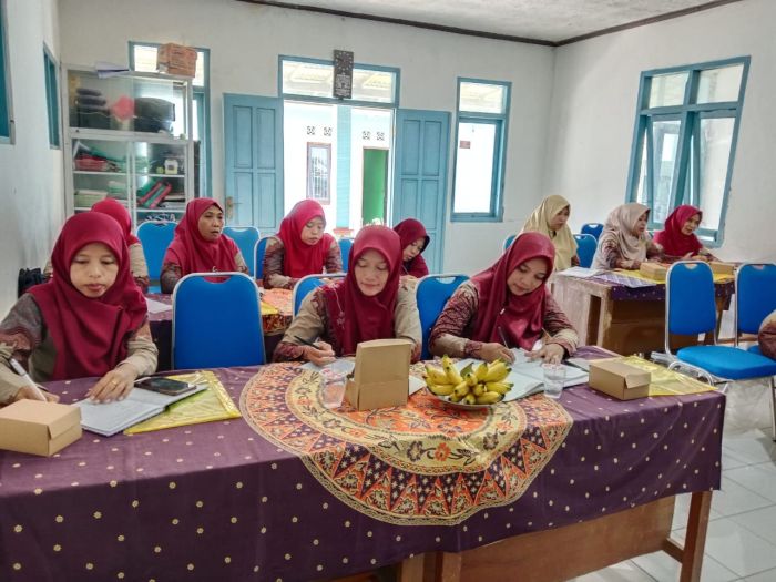 GUNA MENINGKATKAN KETRAMPILAN DAN PENGETAHUAN BAGI PENGURUS PKK DESA, PEMDES GROGOLPENATUS LAKUKAN PEMBINAAN BAGI PENGURUS PKK DESA 02