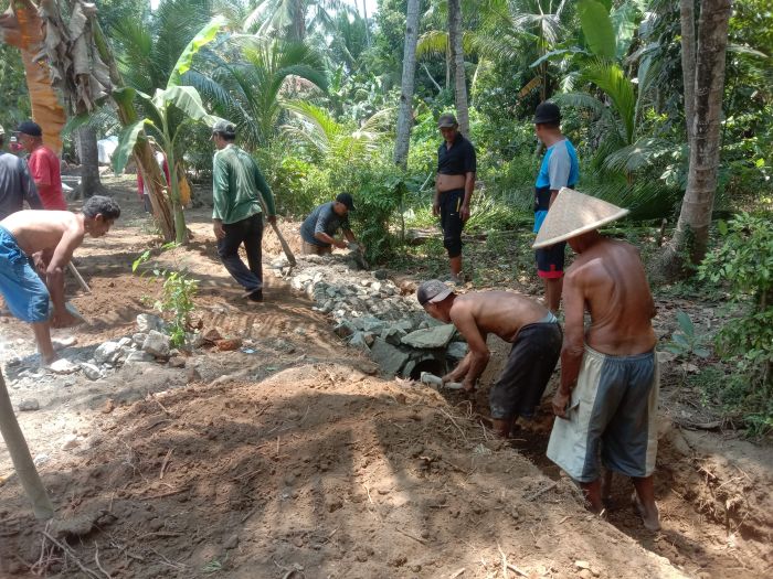 KERJA BAKTI NORMALISASI SALURAN PEMBUANGAN/DRAINASE  01