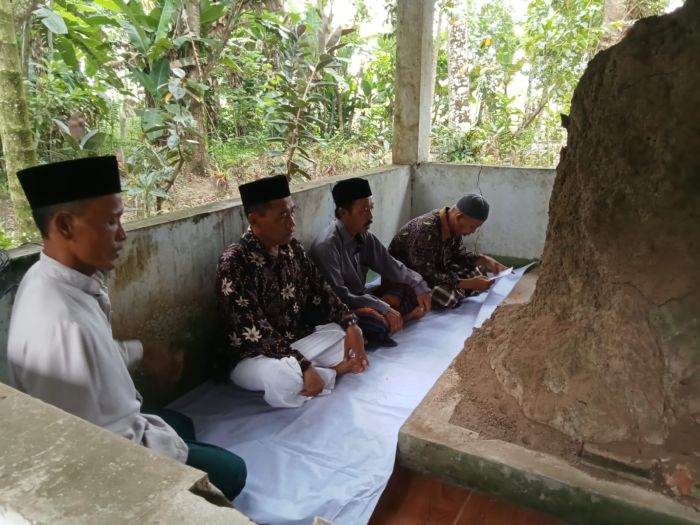 KEGIATAN ZIARAH KUBUR PEMERINTAH DESA GROGOLPENATUS  02